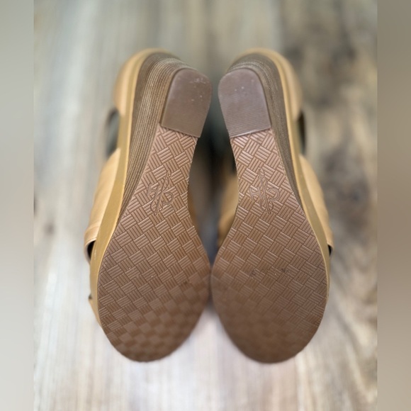 Cole Haan Women’s 8.5 M Tan Brown Leather Platform Wood Wedge Heel Sandals - EUC - Picture 5 of 7